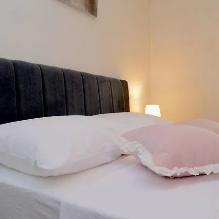 Lovely 1-bedroom Venilia Rudin Apartmán Lukoran